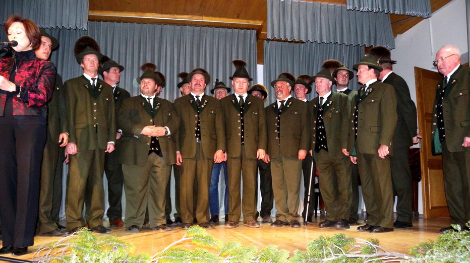 Fotografija: Lovski moški pevski zbor iz Železne Kaple FOTOgrafije: Janez Kuhar