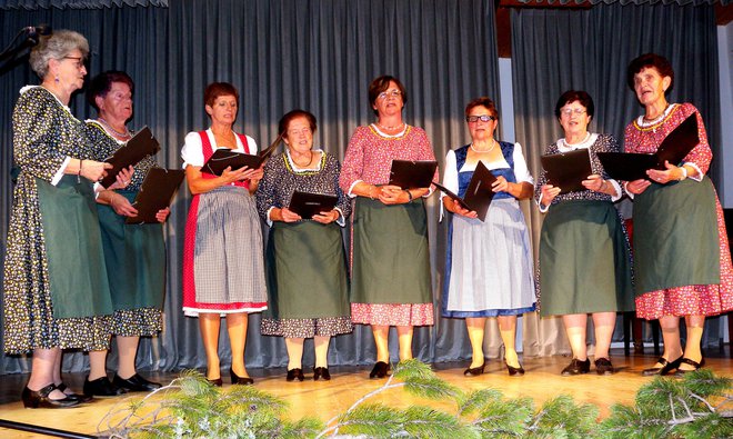 Ljudske pevke Društva upokojencev Jezersko pod vodstvom Anice Jakopič