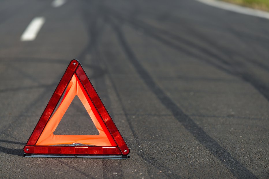 Fotografija: Trikotnik, ki označuje prometno nesrečo. FOTO: Shutterstock