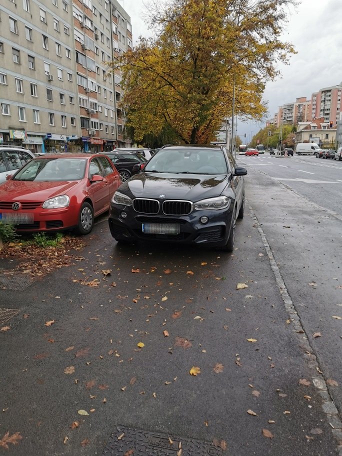 Fotografija: Nepravilno parkirani avtomobil v Šiški. FOTO: bralec Aleksander