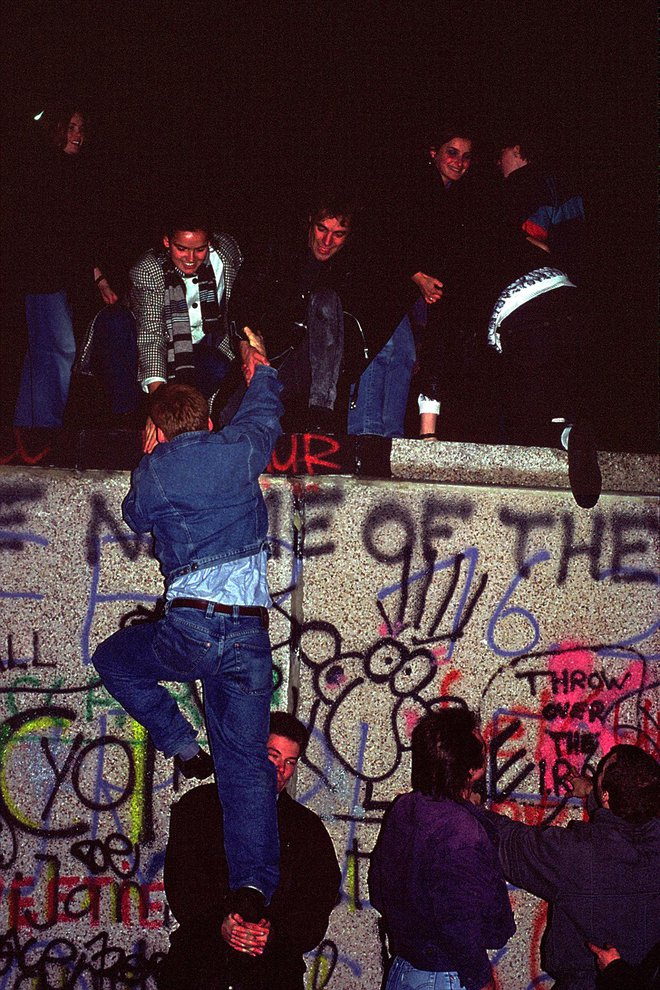 Prebivalci zahodnega dela mesta so se veselili z rojaki iz vzhodnega dela Berlina. FOTO: Guliver/Getty Images