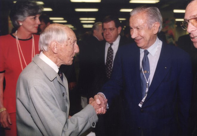 Občudoval ga je tudi nekdanji predsednik Mednarodnega olimpijskega komiteja Juan Antonio Samaranch (desno). FOTO: Tomi Lombar