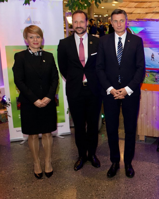 Ministrica Aleksandra Pivec skupaj z norveškim prestolonaslednikom Haakonom in s predsednikom Pahorjem. FOTO: Royal House Of Norway