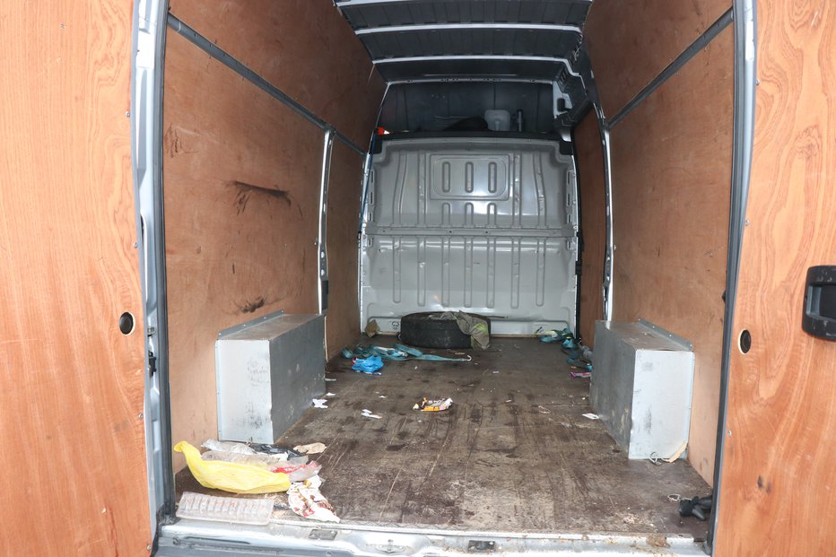 Fotografija: 33 nelegalnih prebežnikov je bilo v kombiju. FOTO: PU Novo mesto