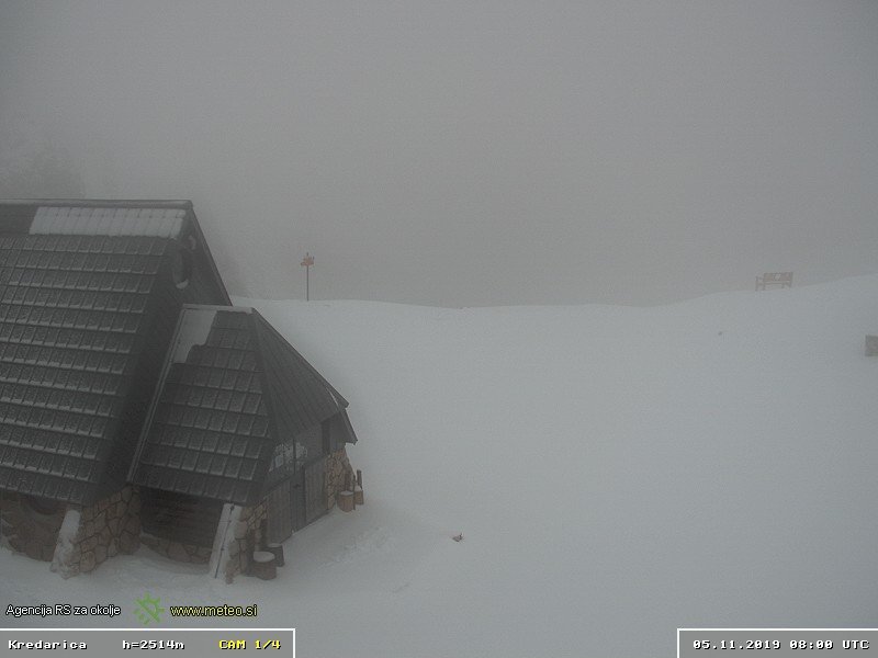 Fotografija: Snežna odeja na Kredarici in drugod v visokogorju se je danes izdatno odebelila. FOTO: Arso