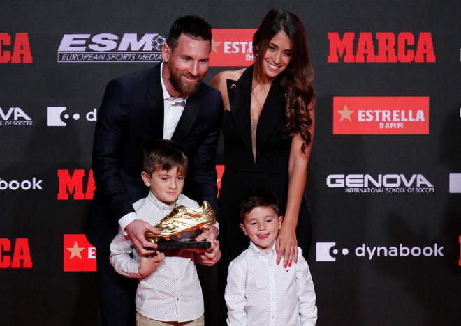 Z ženo in sinovoma na podelitvi že šestega zlatega čevlja, ki ga dobi najboljši strelec na evropskih ligaških tekmovanjih. FOTOGRAFIJI: REUTERS
