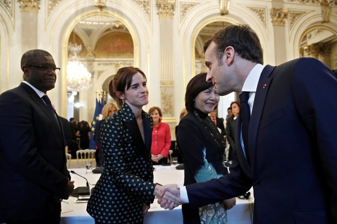 Kot aktivistka se je udeležila srečanja G7 o enakopravnosti spolov v Elizejski palači. Tam se je rokovala s francoskim predsednikom Emmanuelom Macronom. FOTO: Reuters
