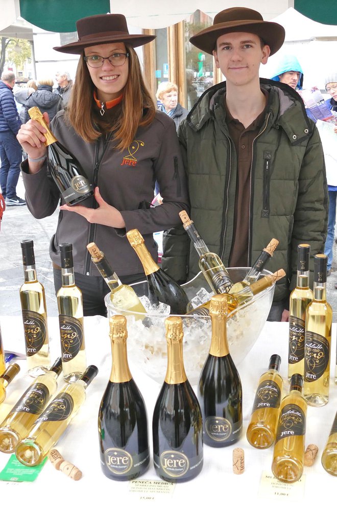 Nika in Matic iz Čebelarstva Jere sta ponudila medeno vino in medeno penino.