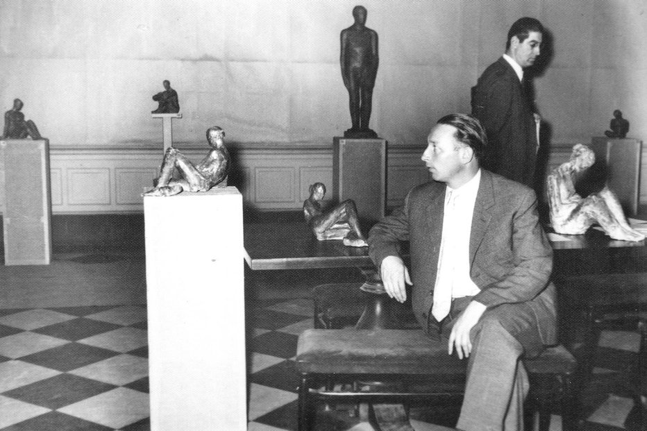 Fotografija: France Ahčin na razstavi v Galeriji Van Riel v Buenos Airesu (1958) FOTO: arhiv KDFB
