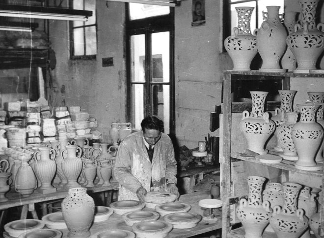 V keramični tovarni, ki jo je odprl s partnerjem v predmestju Buenos Airesa (1965). FOTO: arhiv KDFB