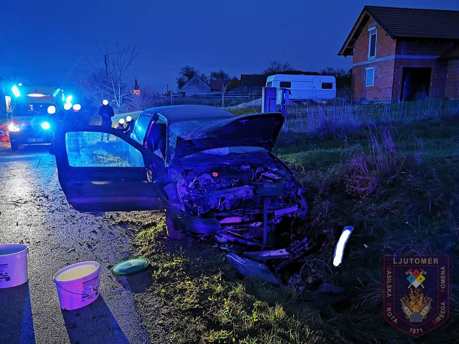 Fotografija: Vozili sta močno poškodovani, kako je s štirimi poškodovanimi osebami pa ni znano. FOTO: PGD Ljutomer