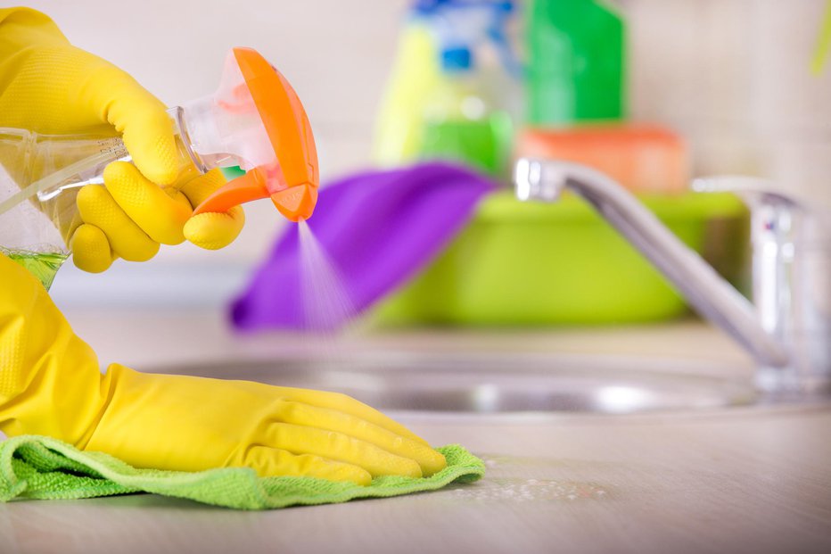 Fotografija: Univerzalno čistilo, ki odstrani večino madežev v kuhinji in kopalnici, izdelajte doma. FOTO: Thinkstock