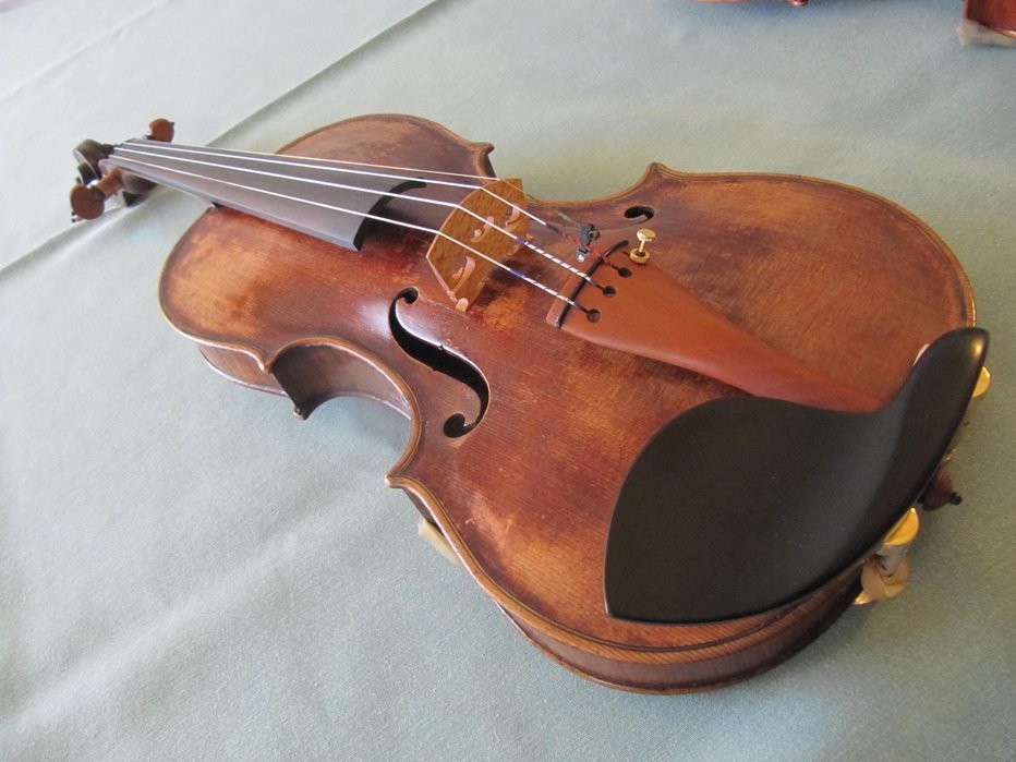 Fotografija: Okoli 300 let stara violina ima certifikat, da je dejansko Tartinijeva, in v notranjosti napis D. Nicolo Amati fece in Bologna.