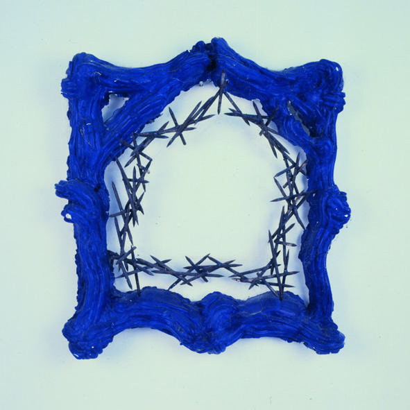 V. S. S. D. Modri okvir, Zlu v oči, 1987, gips, železo, akril. FOTO: Galerija Equrna