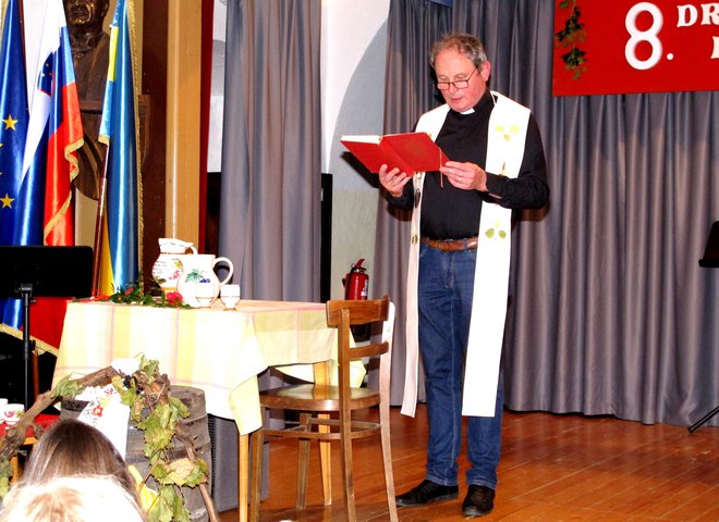Mlado vino je blagoslovil velesovski župnik Slavko Kalan.