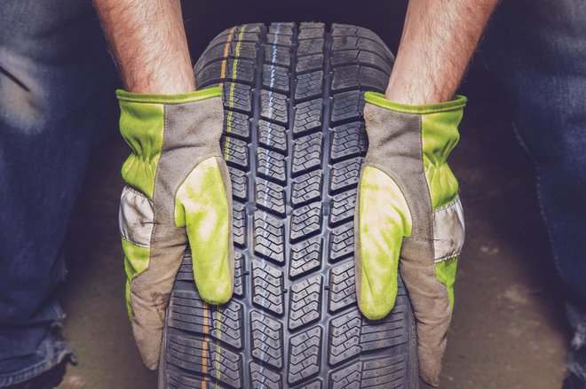 Na vozilo morate namestiti zimske pnevmatike. Dovoljene so tudi letne, a le če imajo najmanj tri milimetre profila, v pritljažniku pa imate tudi zimske verige. FOTO: Getty Images, Istockphoto