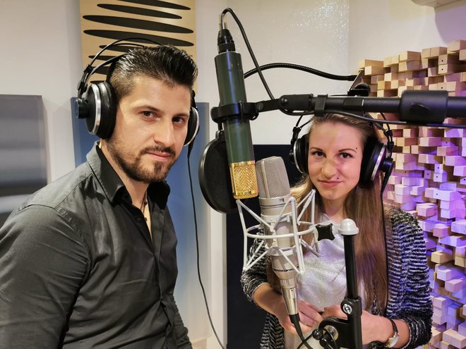Matej in Nuša v glasbenem studiu. FOTO: Matej Mlađenović