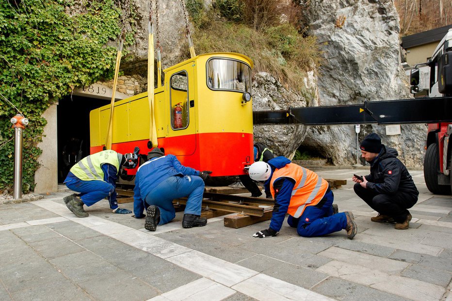 Fotografija: Potrebovali so en dan, da so v jamo spravili en cel vlak. FOTO: Arhiv Postojnske Jame