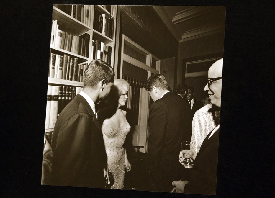 Fotografija: V Madison Square Gardnu, kjer je Monroejeva pela predsedniku (obrnjen proč od kamere), je bil tudi njegov brat Robert Kennedy. FOTO: Reuters
