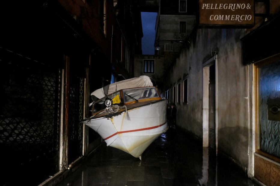 Fotografija: Vodni taksi je morje vrglo na ulico Benetk. FOTO: Reuters