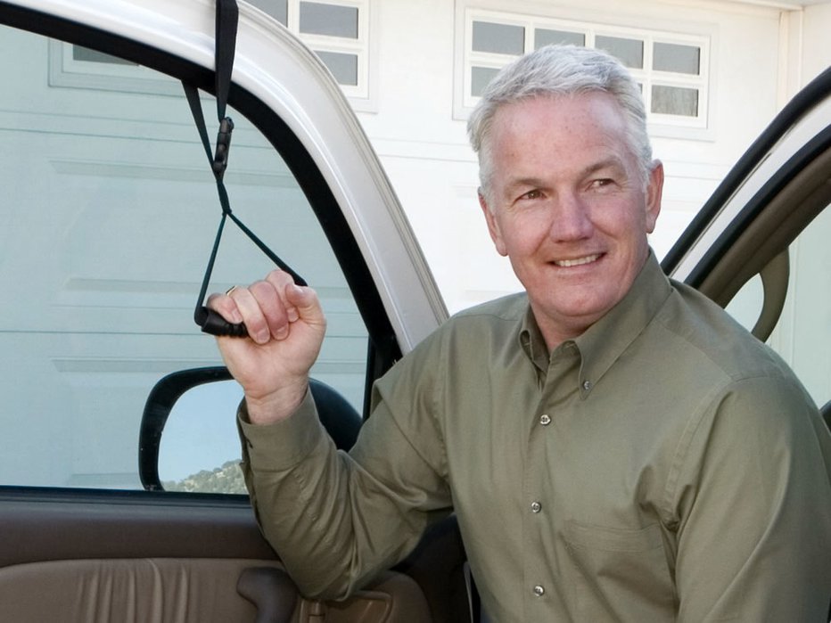 Fotografija: Carcaddie starejšim preprosto (in poceni) pomaga pri sedanju v avto in izstopanju iz njega. FOTO: Stander