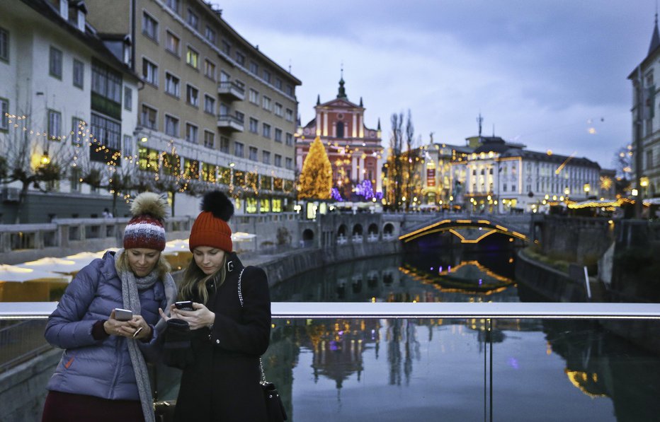 Fotografija: Ljubo z Messengerja ponuja obiskovalcem predloge za eno ali več-dnevne itinerarje po Ljubljani, zanje poišče znamenitosti, kulinarično ponudbo, aktivna doživetja in kulturno ponudbo.  FOTO: Jože Suhadolnik/Delo