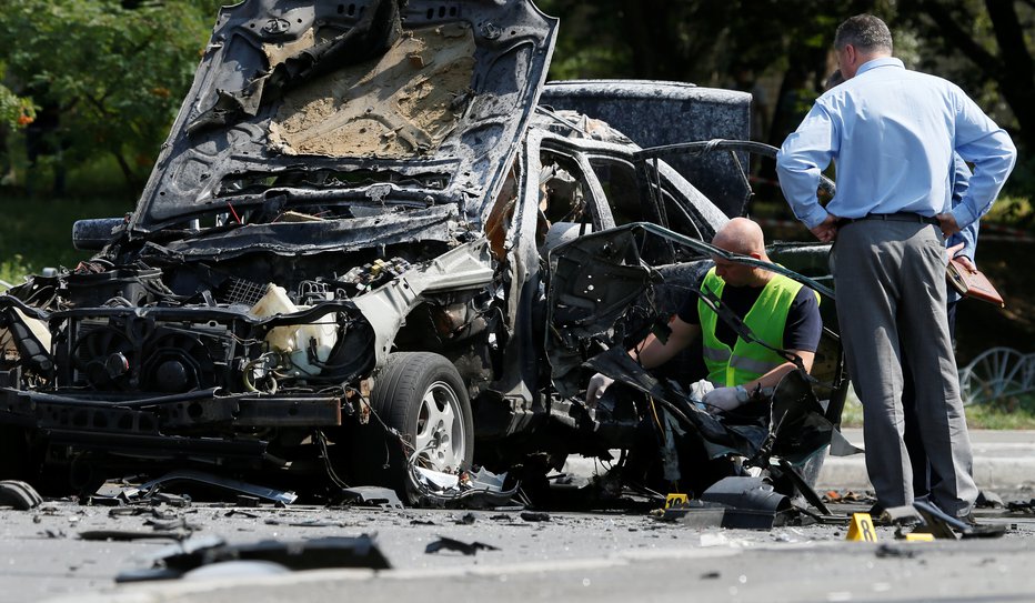 Fotografija: Ne obračunavajo samo na Balkanu in v Italiji – prizorišče napada z bombo pod avtomobilom v Ukrajini. FOTO: REUTERS
