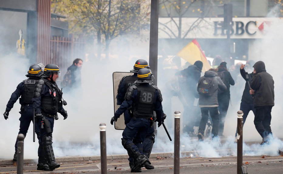 Fotografija: Policija je protestnike razgnala s solzivcem, gasilci pa so pogasili ogenj. FOTO: Reuters