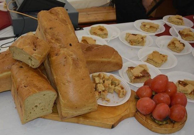 Restavracija Karjola iz Marezig je poleg ombola s kakijevo omako ponudilo kakijev kruh in krostato.
