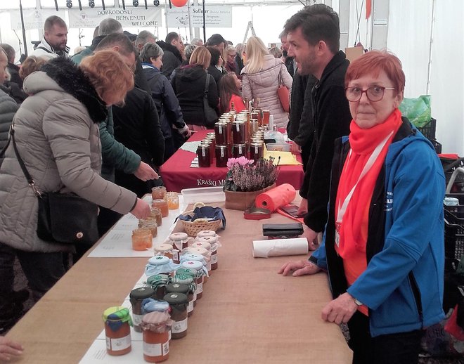 Meri Kozelj dela marmelade s 6 okusi, med njimi seveda ne manjka kakijeva. FOTOGRAFIJE: Janez Mužič