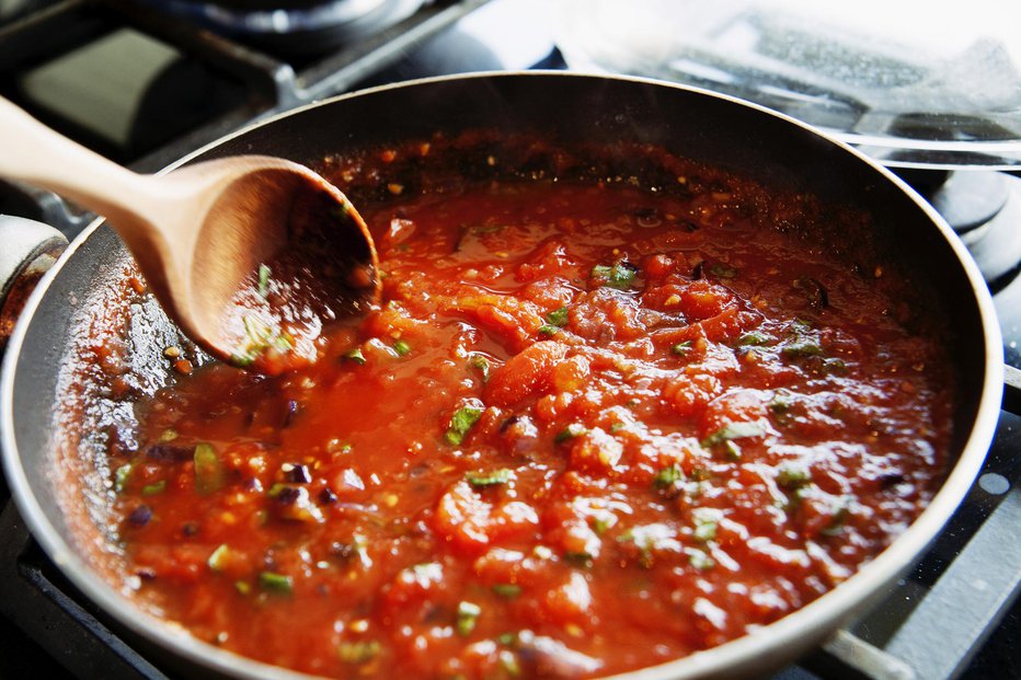 Fotografija: Pozimi naredimo omako iz konzerviranih pelatov. FOTO: Guliver/Getty Images