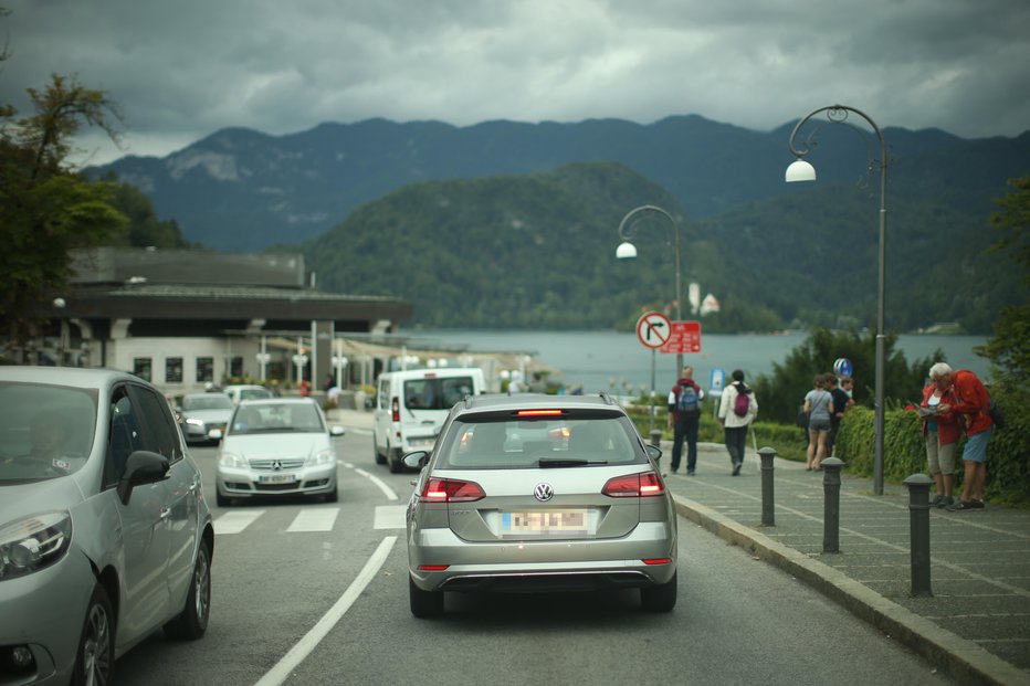 Fotografija: Skozi Bled, ki je ikona slovenskega turizma, se valijo trume avtomobilov. Foto: Jure Eržen