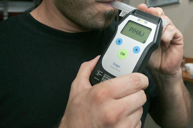 Fotografija: Voznik je imel 0,68 miligrama alkohola v litru izdihanega zraka. FOTO: Mavric Pivk, Delo