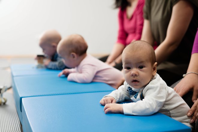 Za pravilen gibalni razvoj otroka je treba skrbeti od rojstva. FOTO: arhiv centra
