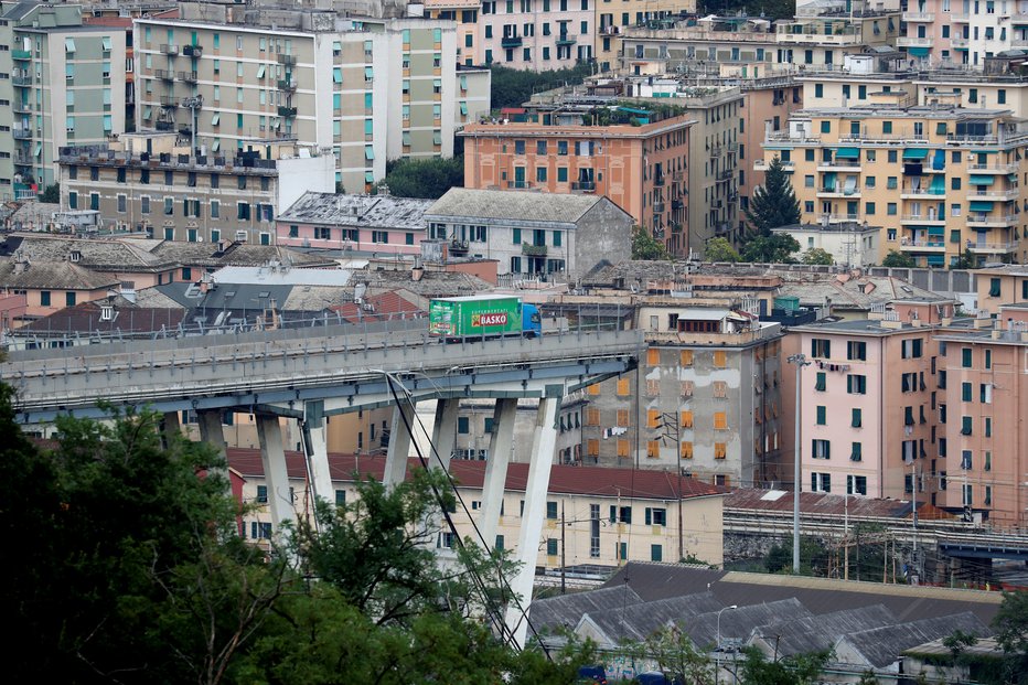 Fotografija: Avgusta lani se je zrušil viadukt v Genovi, umrlo je 43 ljudi. FOTO: Reuters