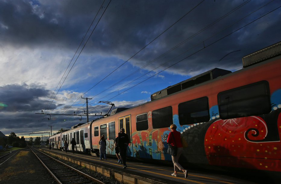 Fotografija: Vlak je povozil osebo na železniški postaji. Fotografija je arhivska. FOTO: Tomi Lombar, Delo
