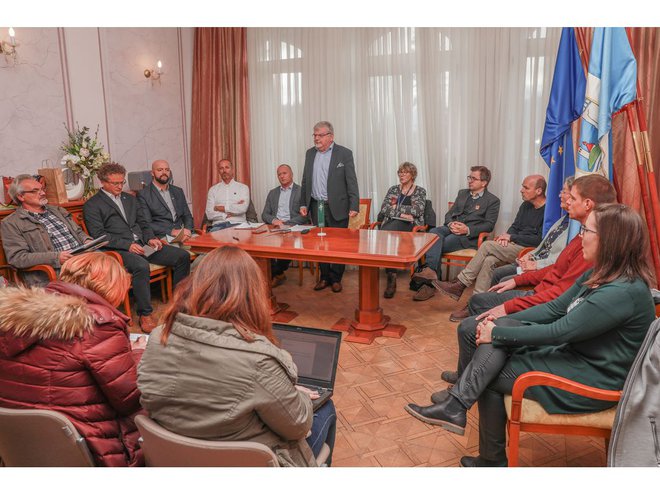 Župan občine Bled na tiskovno konferenco ni povabil ne predstavnikov ministrstva za infrastrukturo ne bohinjskega poslanca. FOTO: Miro Zalokar/občina Bled