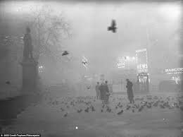 V Londonu je zaradi smoga, ki ga je povzročilo kurjenje fosilnih goriv, decembra 1952 umrlo 12.000 ljudi.