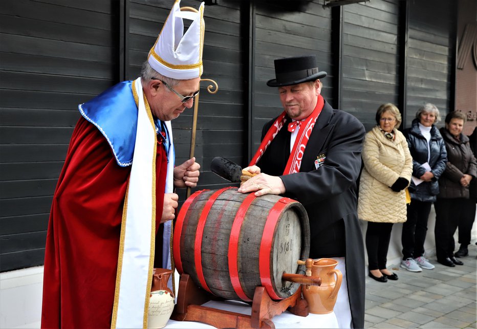 Fotografija: Škof Martin in mozirski kletar Mihael sta odprla sodček blagoslovljenega vina. FOTO: Jože Miklavc