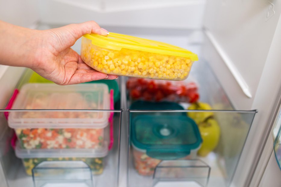 Fotografija: Če imamo v zamrzovalniku prostor, živila zelo pregledno spravimo v plastičnih posodah.