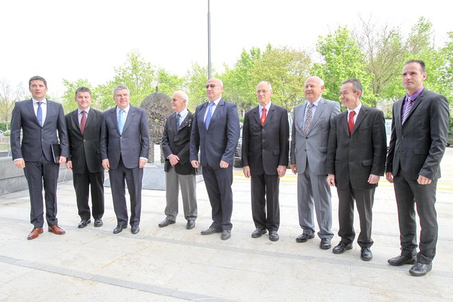 Ob obisku predsednika Mednarodnega olimpijskega komiteja je Sodržnik (drugi z leve) poziral z drugimi veljaki. FOTO: Marko Feist
