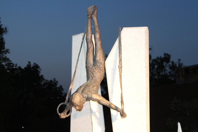 V Novem mestu je skulptura olimpionika Leona Štuklja.