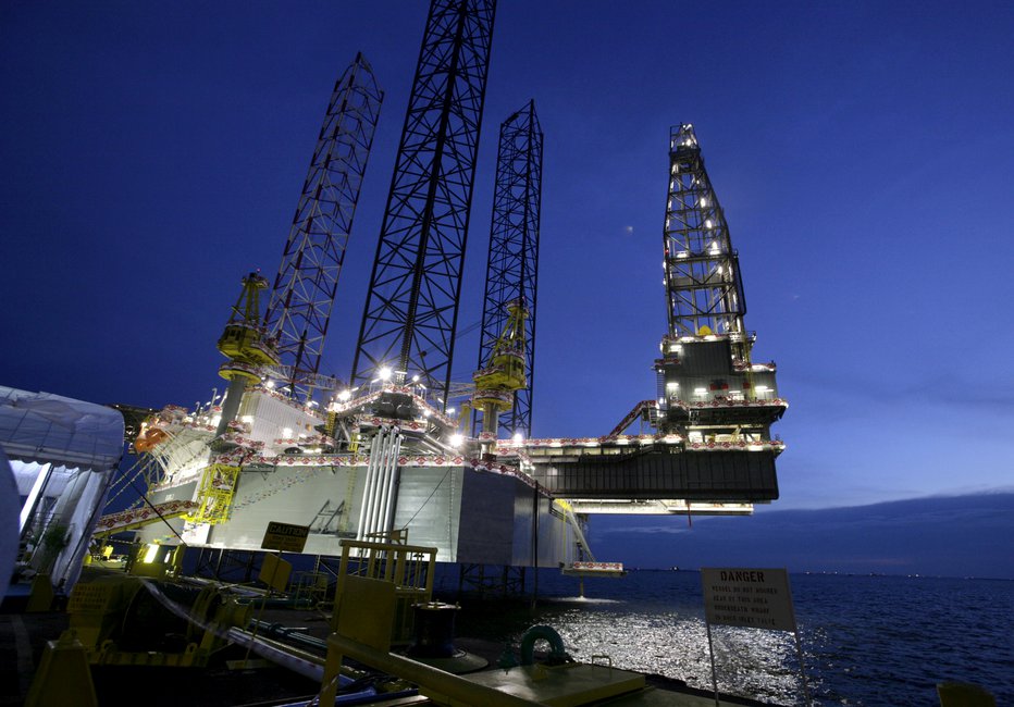 Fotografija: FILE PHOTO: The SEADRILL 3, the first of four oil rigs that Keppel FELS is building for the same customer, is seen in Singapore in this April 21, 2006 file photo. REUTERS/Luis Enrique Ascui/Files/File Photo FOTO: Reuters File Photo Reuters