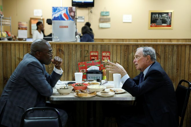Michael Bloomberg na kosilu z županom Little Rocka Frankom Scottom po oddaji prijavnice za strankarske volitve v Arkansasu. FOTO: Reuters