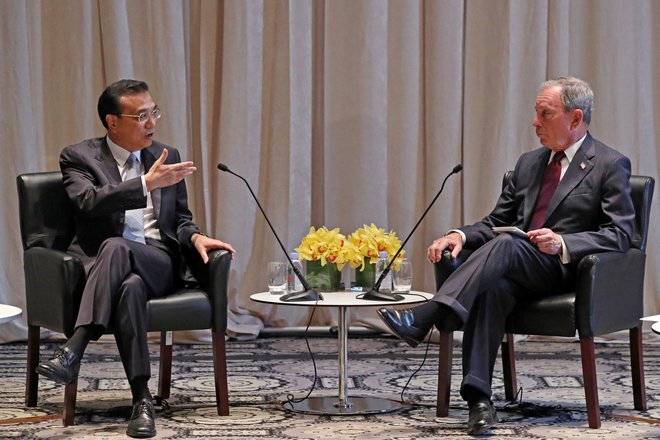 Michael Bloomberg (na fotografiji s kitajskim premierom Li Keqiangom) se zavzema za otoplitev odnosov s Kitajsko. FOTO: Reuters