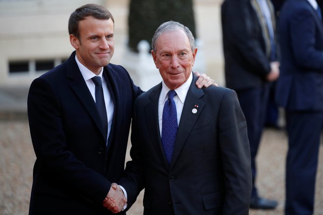 Bloomberg se je kot posebni odposlanec OZN za podnebne spremembe udeležil predlanskega okoljskega vrha En planet v Parizu, ki ga je v Elizejski palači priredil francoski predsednik Emmanuel Macron. FOTO: Reuters