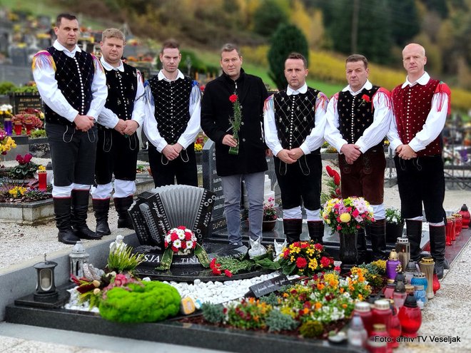 Med snemanjem videospota so obiskali tudi grob Tineta Lesjaka v Oplotnici, tam se jim je pridružil Tinetov sin Tini Lesjak. FOTO: Boris Kovačič