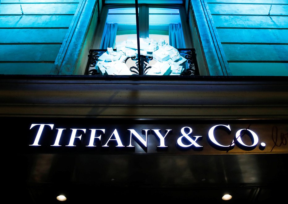 Fotografija: A Tiffany & Co. logo is seen outside a store in Paris, France, November 22, 2019. REUTERS/Gonzalo Fuentes FOTO: Gonzalo Fuentes Reuters