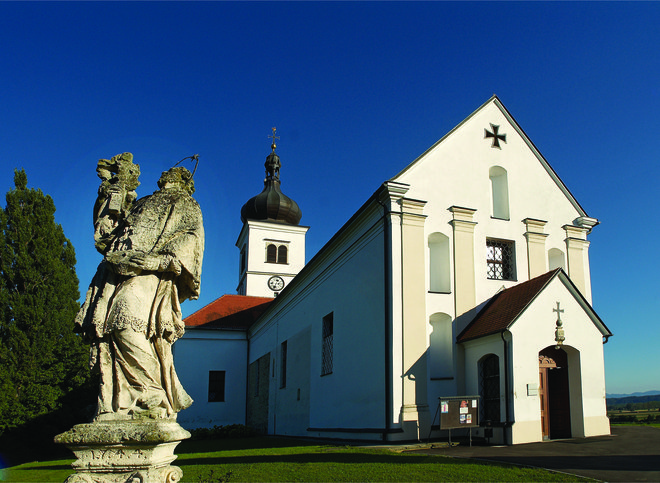 Velikonedeljska cerkev sv. Trojice s križniškim znakom vitezov nemškega reda. FOTO: Jaroslav Jankovič