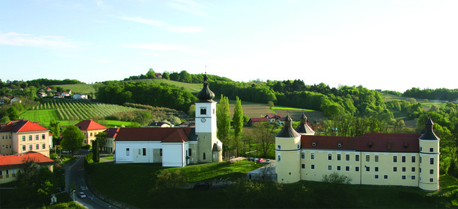 Križniška komenda s cerkvijo sv. Trojice in renesančnim gradom. FOTO: Jaroslav Jankovič